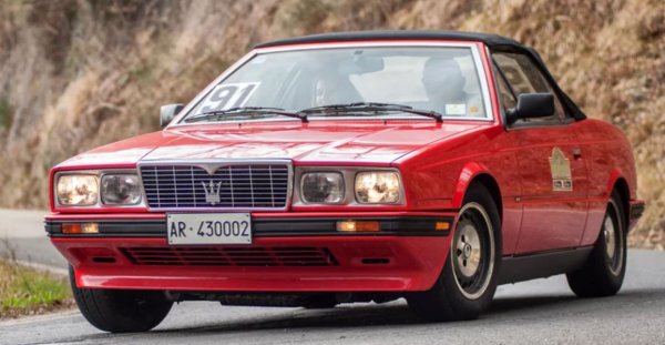 Maserati има дълга история като производител на някои от най-екзотичните, бързи и търсени автомобили сред потребителите с дълбоки джобове. Въпреки че в продължение на десетилетия компанията произвежда състезателни коли, през 80-те години на миналия век Maserati се фокусира и върху сегмента на луксозните превозни средства.

Дебютиралият през 1981 г., Biturbo показва, че Maserati може да създаде GT автомобил с добре обзаведен интериор и уникално инженерство под капака. С V-образен 6-цилиндров битурбо двигател, този автомобил е първият за Maserati с подобна настройка. Ранните версии използват карбуратори Weber, като впръскването на гориво е сменено към края на десетилетието. 

Но хубавият интериор никога не се оказва проблем за Biturbo. Проблемите идват именно от битурбото. Според Car Throttle именно битурбото е причината Maserati да напусне американския пазар през 1991 г. Италианците имат добра рецепта за добър външен вид, хубав интериор и достатъчно мощност. Въпреки това съпътстващите проблеми с течове и други видове неизправност карат компанията да се оттегли.
Италианските автомобили често получават ниска оценка поради факта, че са ненадеждни. Това може не винаги да е заслужено, но въпреки това репутацията си остава.
